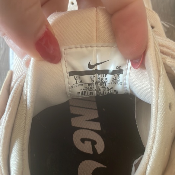 Nike shoes - Picture 5 of 8